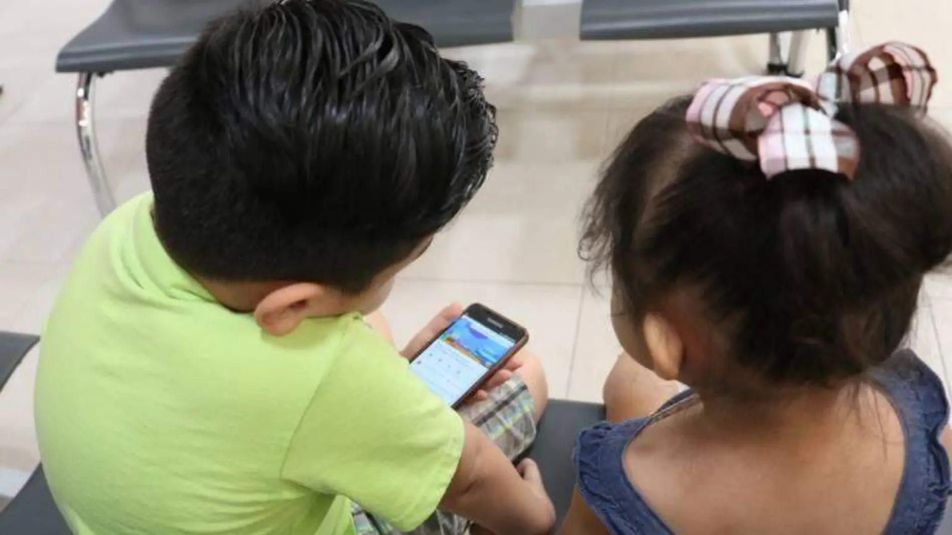 Retos virales Internet niños celular